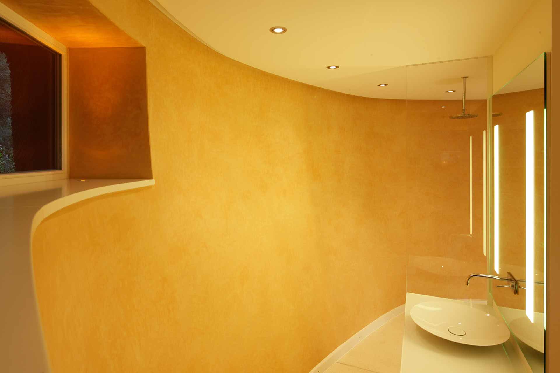 Verputztes Badezimmer in warmen Farbtönen