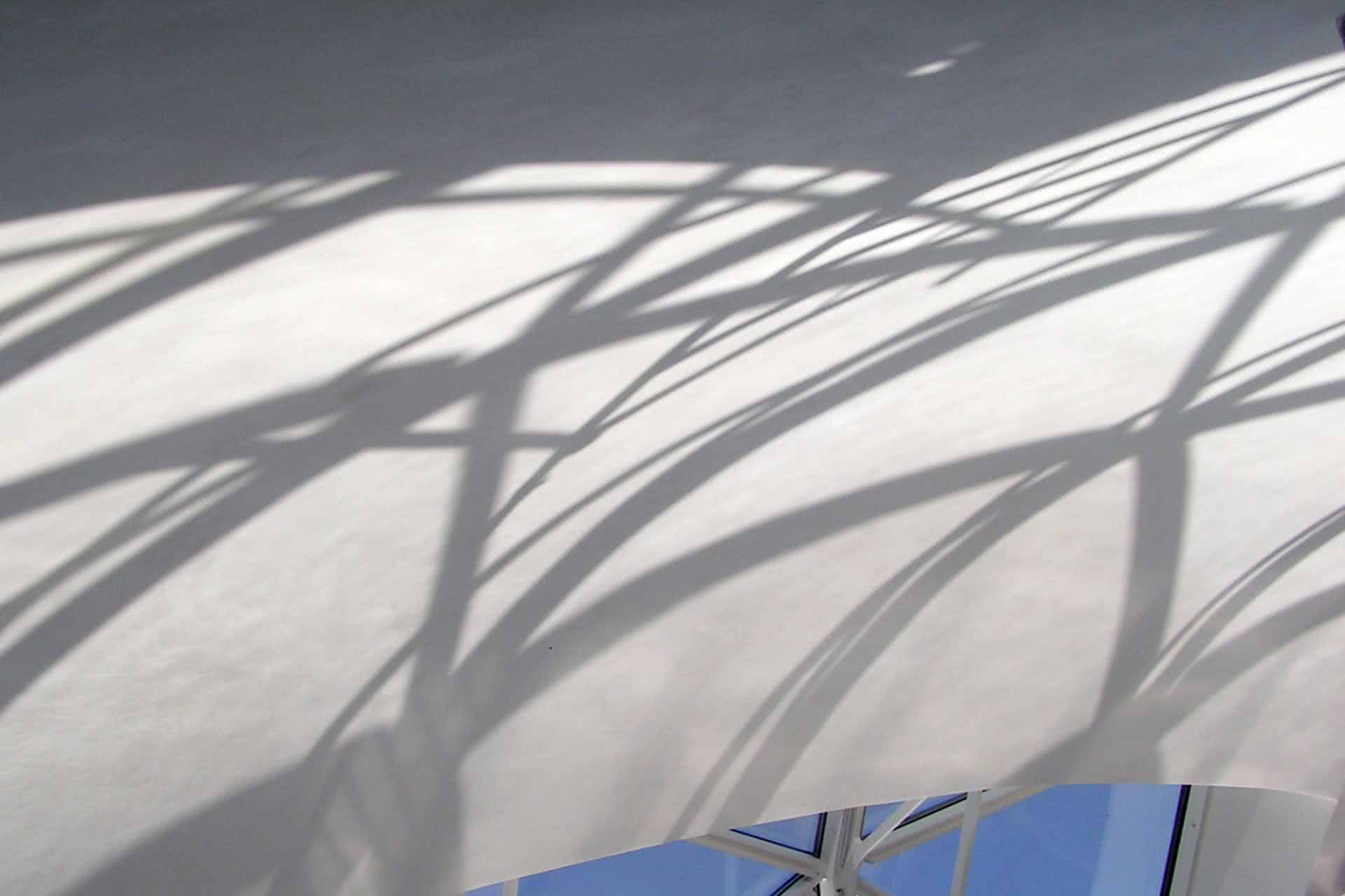 Weiß verputzte Decke