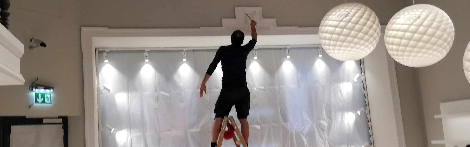 Malermeister Tim Schüller bei der Arbeit