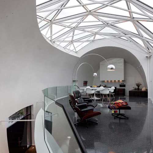 Lichtdurchfluteter Konferenzraum