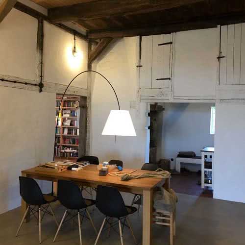 Zimmer mit Holzbalken und Kalkputz